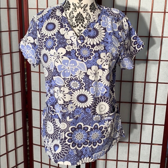 mc Tops - MC2 XL flowered scrub top mc Tops - MC2 XL flowered scrub top